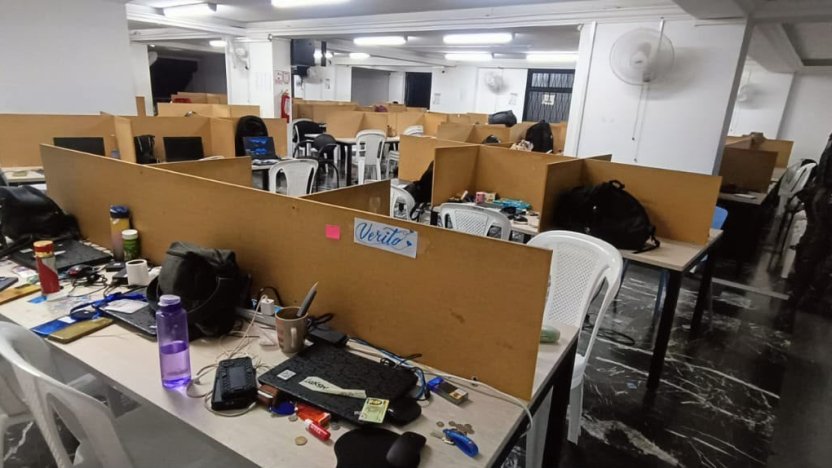 Agentes policiales en el allanamiento al call center donde se ordenó prisión preventiva para 10 investigados