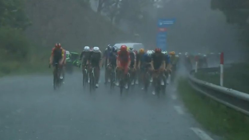 Ciclistas resguardándose tras la cancelación de la Etapa 3 de la Vuelta a España 2026 por granizo.