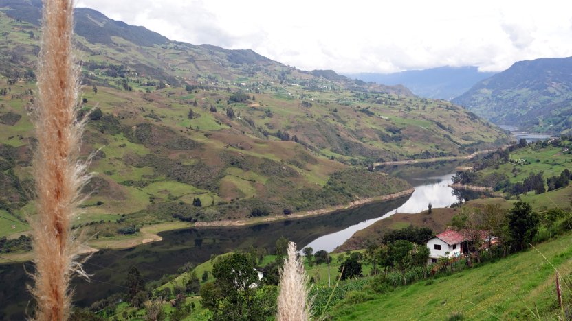 Vista panorámica de la infraestructura del embalse Mazar en Ecuador durante el monitoreo hidroeléctrico.