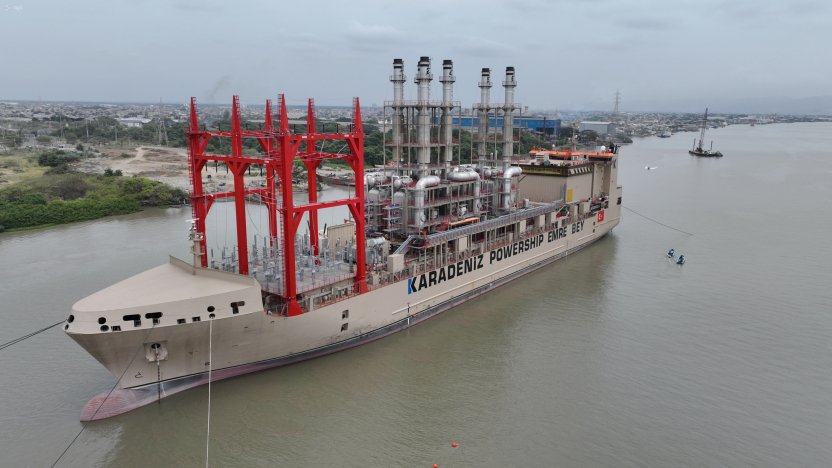Barcaza eléctrica de Karpowership instalada frente a la subestación Las Esclusas, en Guayaquil.