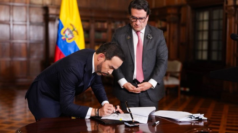 Mandatario firmando decretos oficiales para la extradición a Estados Unidos de jefes de grupos armados