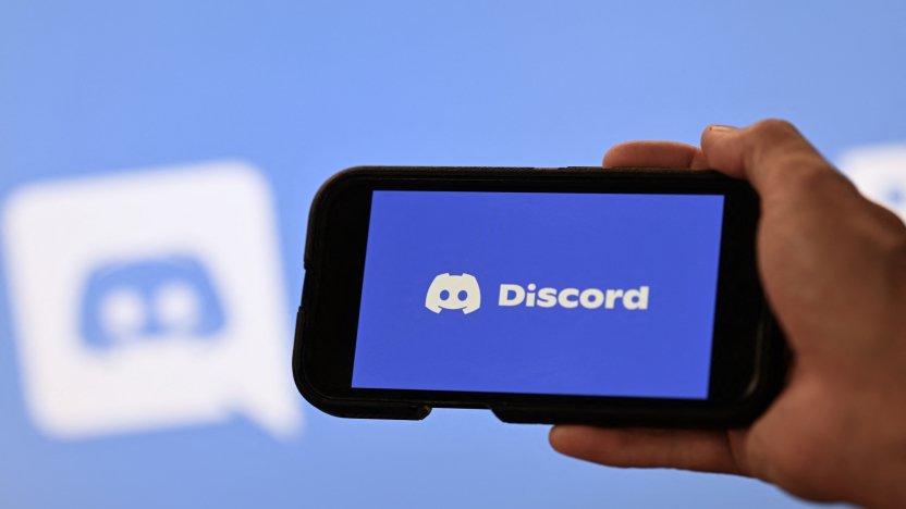 Pantalla de smartphone con la aplicación Discord en el marco de la demanda por USD 93 millones en Brasil