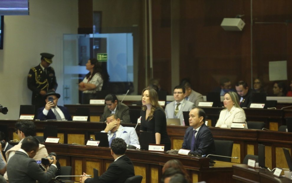 Mishel Mancheno durante el debate de la Ley Antimafias en la Asamblea Nacional de Ecuador.
