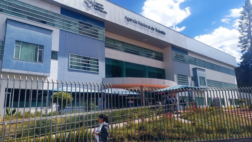 Ciudadanos realizando el trámite presencial para la renovación de licencias de conducir en una agencia de la ANT