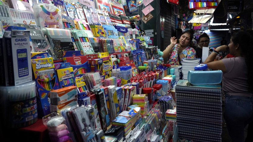 Padres de familia realizando la compra de textos escolares en una librería autorizada de Quito