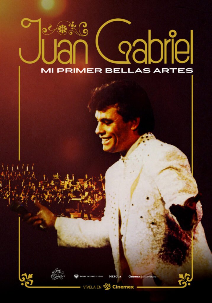 Fotografía del cantante proyectada en pantalla gigante durante la conmemoración por los diez años de la muerte de Juan Gabriel.