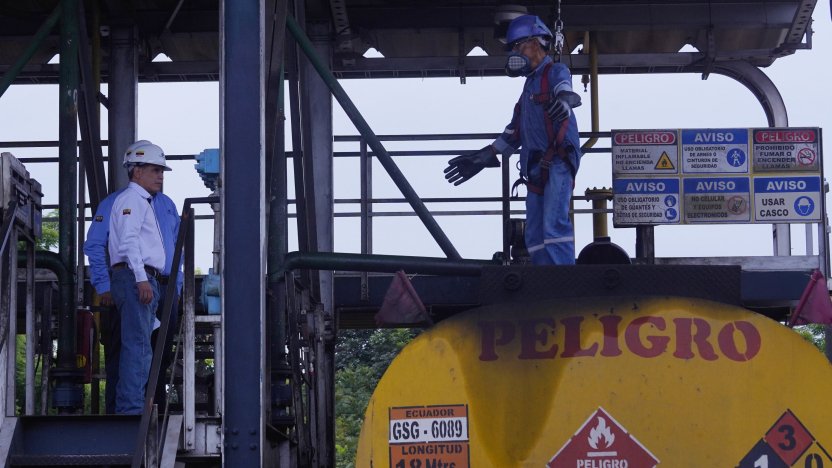 Buque superpetrolero navegando cerca del estrecho de Ormuz tras el incremento en el precio del petróleo WTI