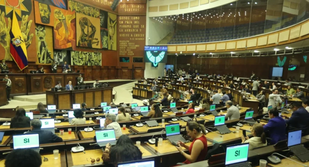 Asambleístas debatiendo en la Comisión de la Niñez sobre el proyecto de reformas al Código de la Niñez
