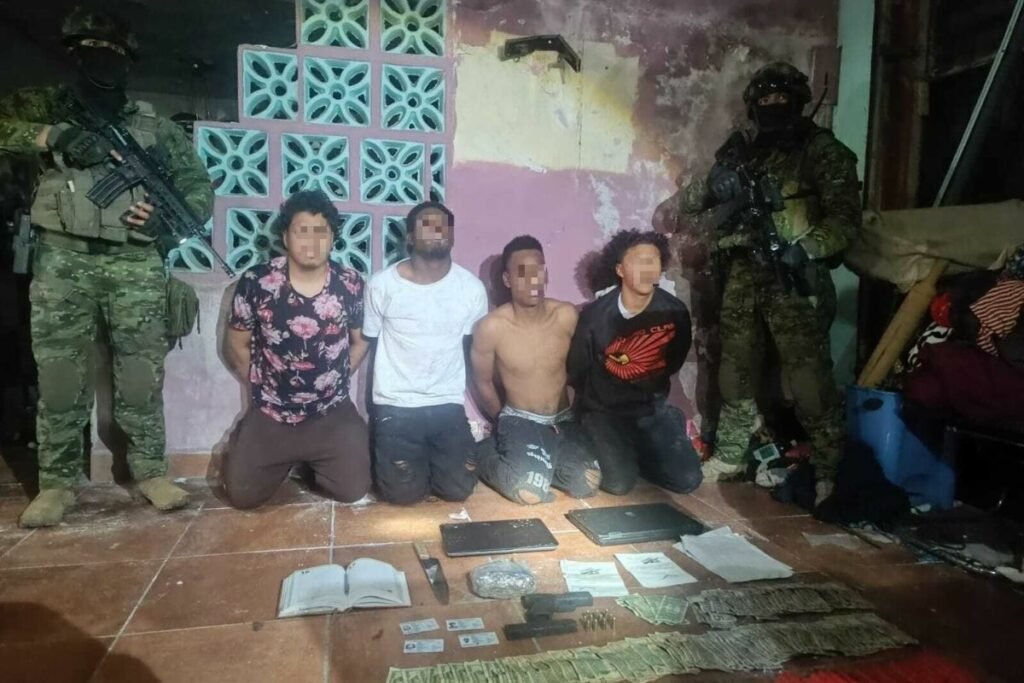 Agentes militares custodiando el material incautado tras la detención de presuntos miembros de Los Lobos, capturados en Quito con explosivos