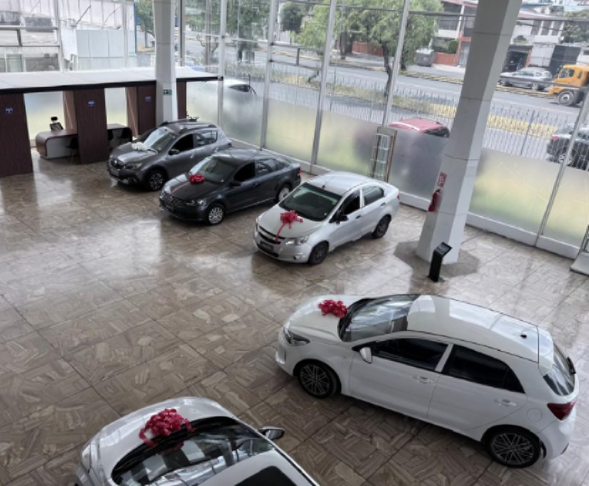La clausura de concesionaria en Quito ocurrió en la Kennedy. La AMC sancionó al local por operar sin permisos y usuarios exigieron recuperar su dinero.