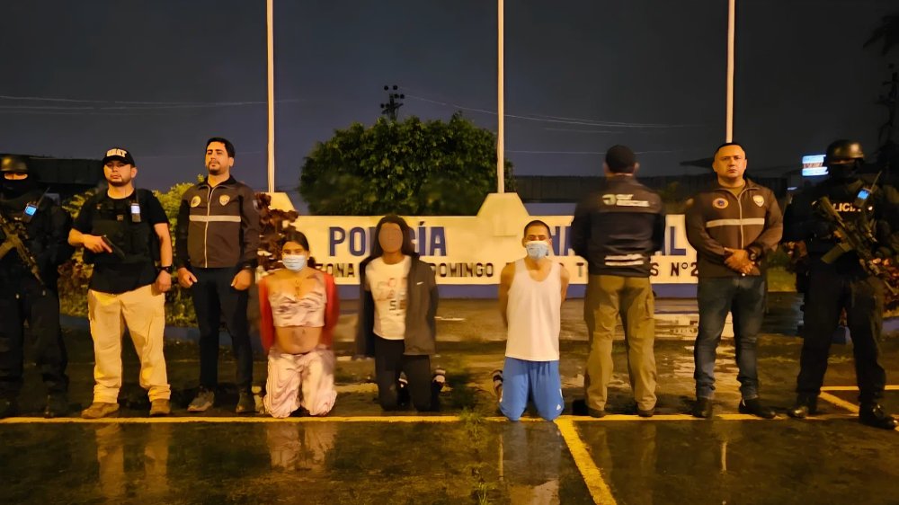 Cuatro detenidos y cinco allanamientos en Manabí revelan una presunta red de explotación sexual de menores vinculada a Los Choneros, según UNAT y Fiscalía.