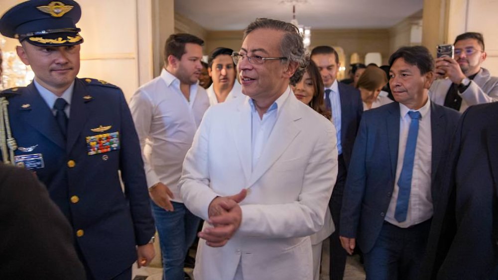 Gustavo Petro solicitó al Senado de Colombia autorización para salir del país durante un año, conforme al artículo 196 de la Constitución colombiana.