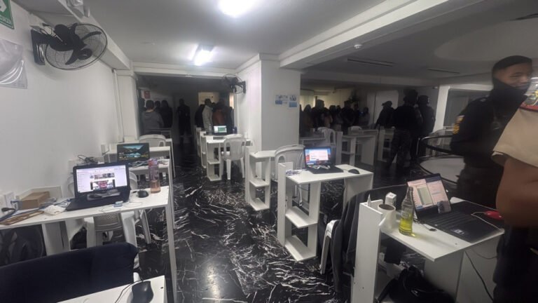 Un juez dictó prisión preventiva para 10 investigados por red de extorsión en un call center de Quito. El juicio directo será el 14 de septiembre de 2026.