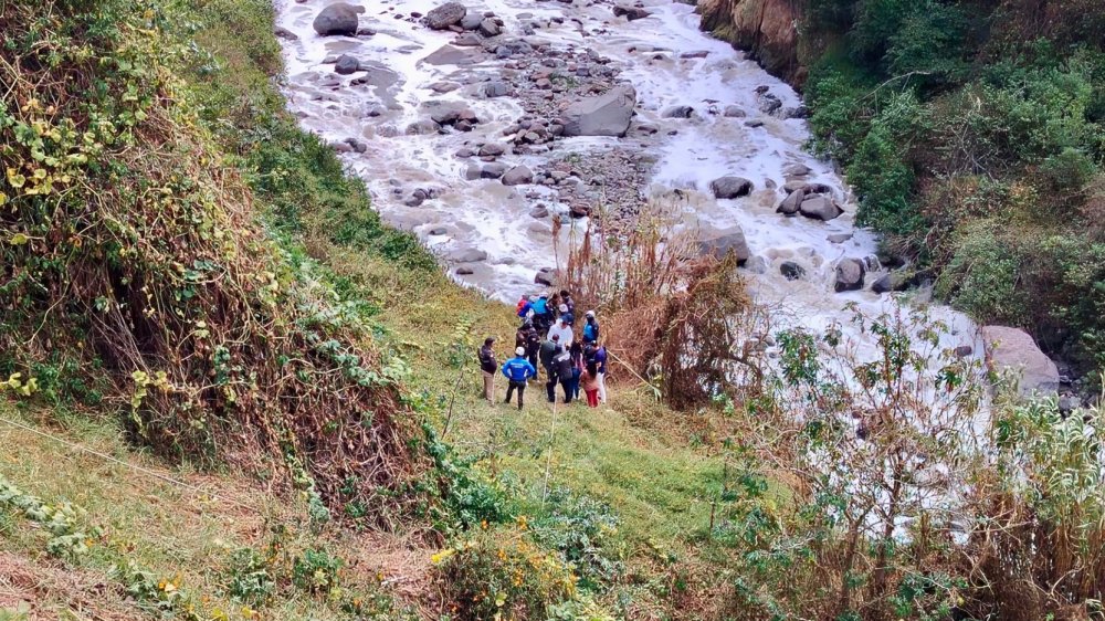 Hallan el cuerpo de una mujer en el río Machángara, sector Guápulo, durante la búsqueda de Lizeth Bunshi. La Fiscalía realizará las pericias científicas.