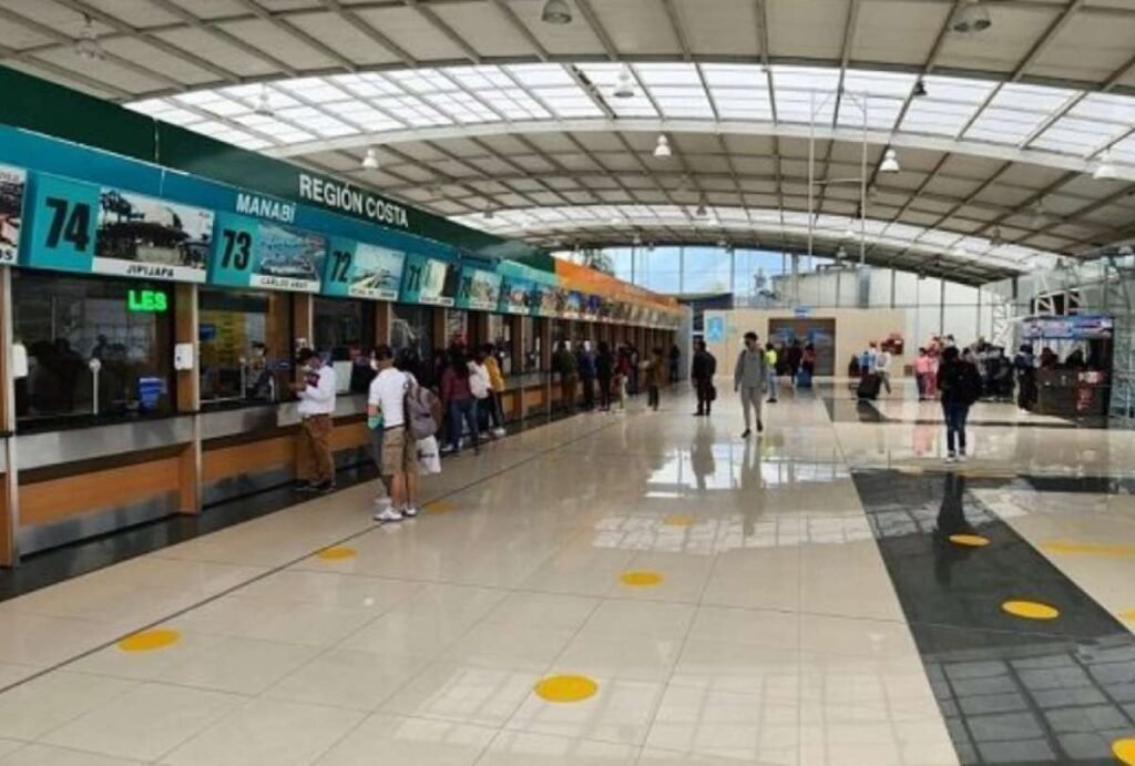 Tabla con los nuevos precios de pasajes desde Quito para el feriado de agosto 2026, aprobados por la Agencia Nacional de Tránsito