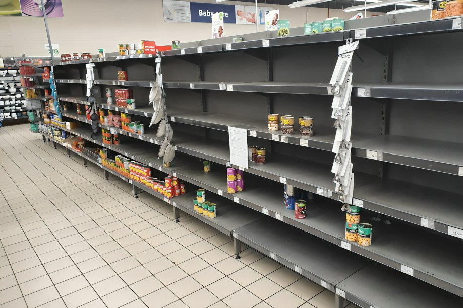 Reino Unido pide almacenar comida y agua en los hogares para reforzar la resiliencia civil ante crisis climáticas, ciberataques y riesgos geopolíticos.