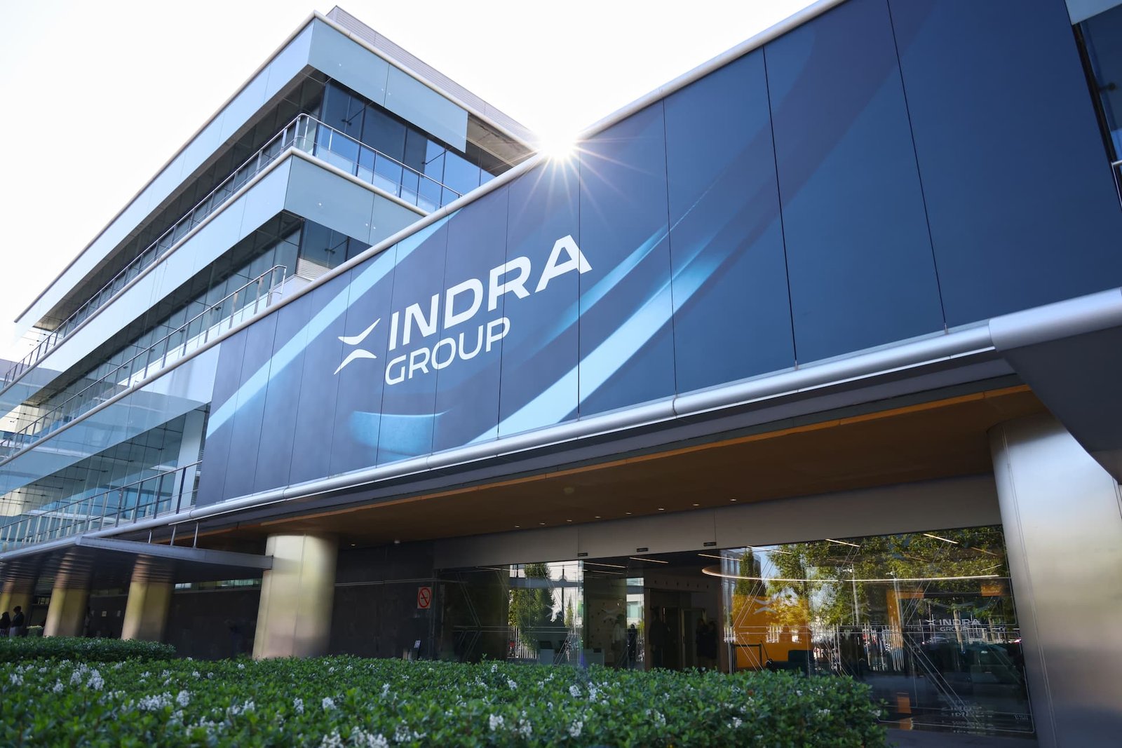 Profesionales analizando datos de seguridad financiera, con el logotipo de Indra Group y la frase clave: Indra Group plantea una visión integrada para anticipar el fraude financiero y fortalecer la seguridad en los pagos