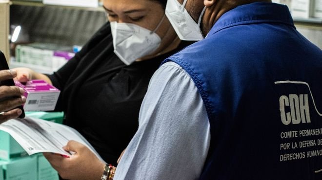 Pacientes y organizaciones exigen cumplimiento de sentencia sobre acceso a medicamentos; cuatro de cada diez medicamentos planificados no están disponibles