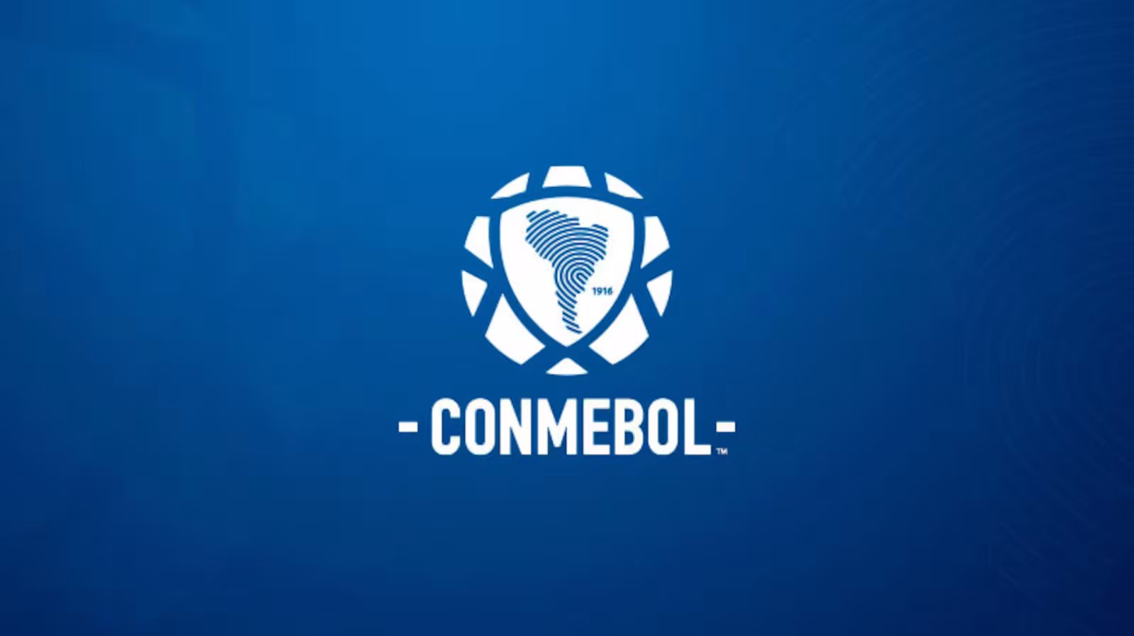 Balón oficial de la confederación sobre la cancha tras el anuncio del calendario de torneos CONMEBOL 2027 y nuevo formato.
