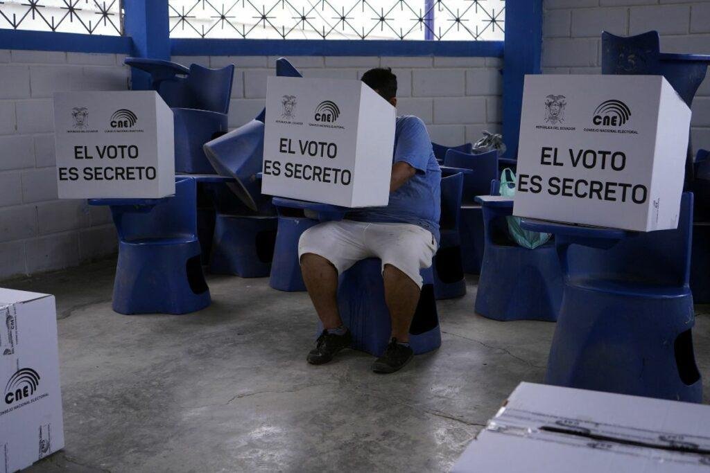 Autoridades del CNE durante la presentación de la convocatoria para las elecciones seccionales 2027 en Ecuador.