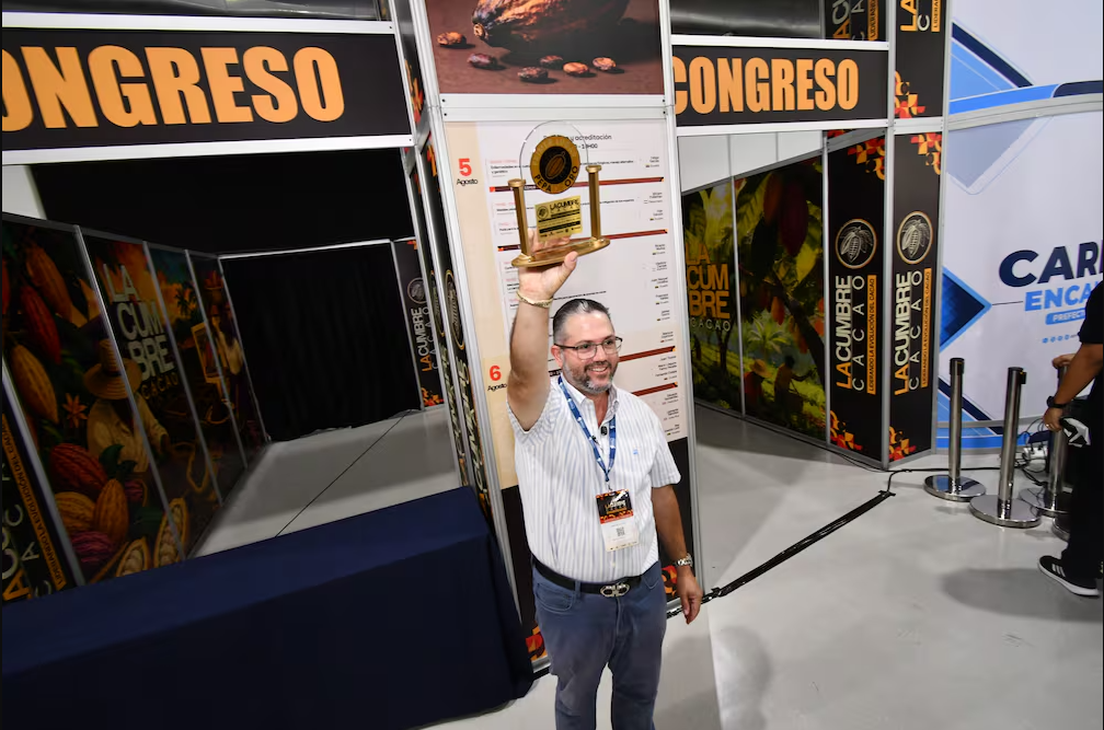 Representantes de Hacienda La Paz reciben el premio Pepa de Oro 2026 durante la Cumbre Mundial del Cacao, celebrada en Ecuador.