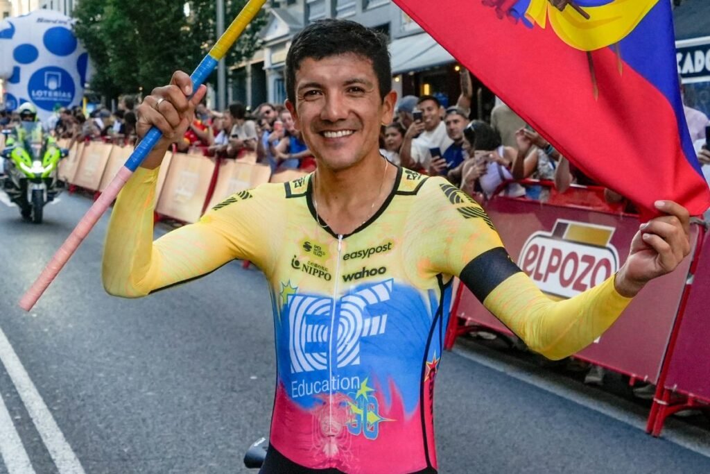 El ciclista ecuatoriano celebrando tras confirmarse la presencia de Richard Carapaz en la Vuelta a España 2026.