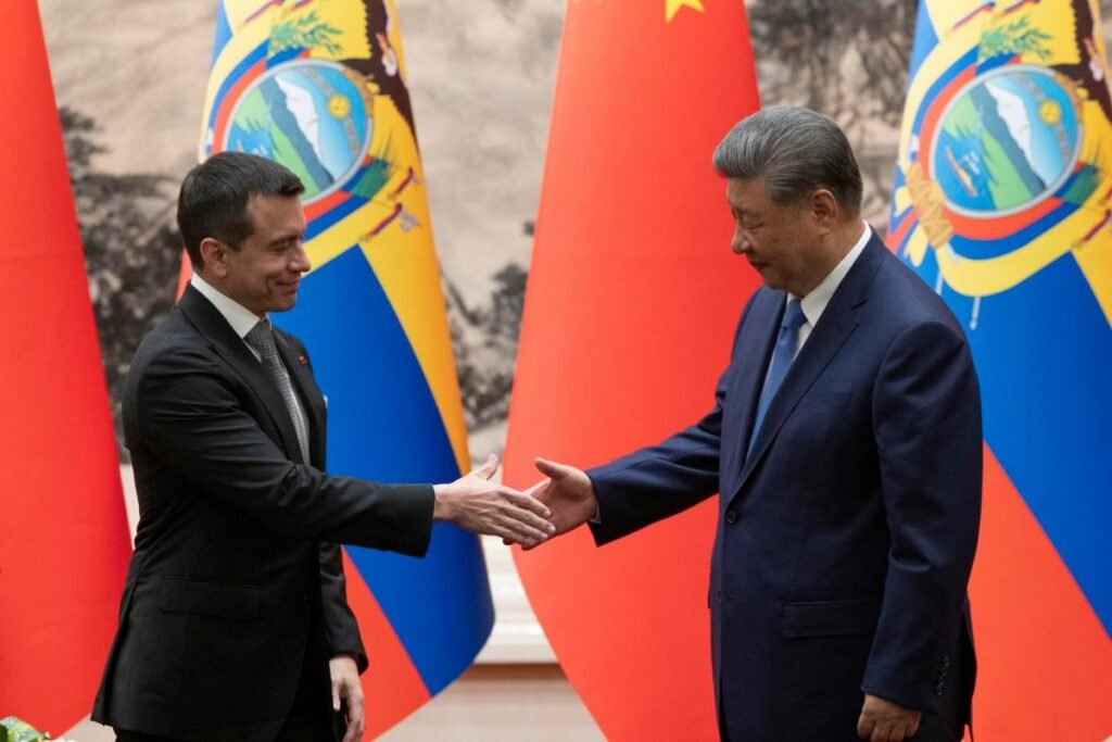 El presidente de China, Xi Jinping, y el de Ecuador, Daniel Noboa, reunidos en el Gran Palacio del Pueblo en Beijing, durante encuentro comercial