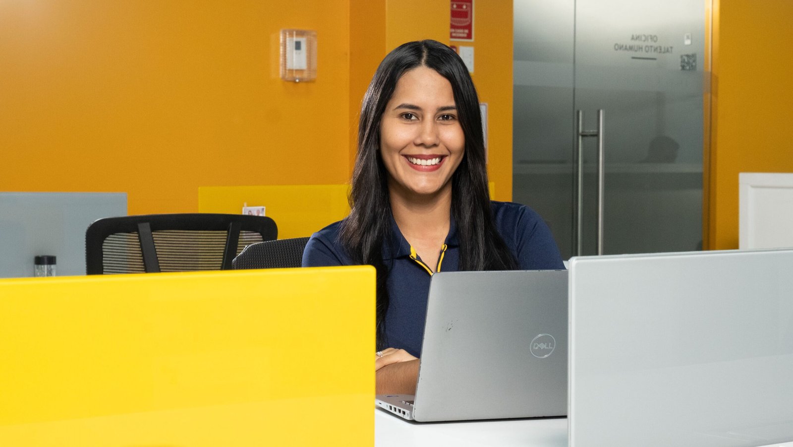 Jóvenes profesionales trabajando en laboratorio y oficinas representando el programa de trainees Gen F de La Fabril.