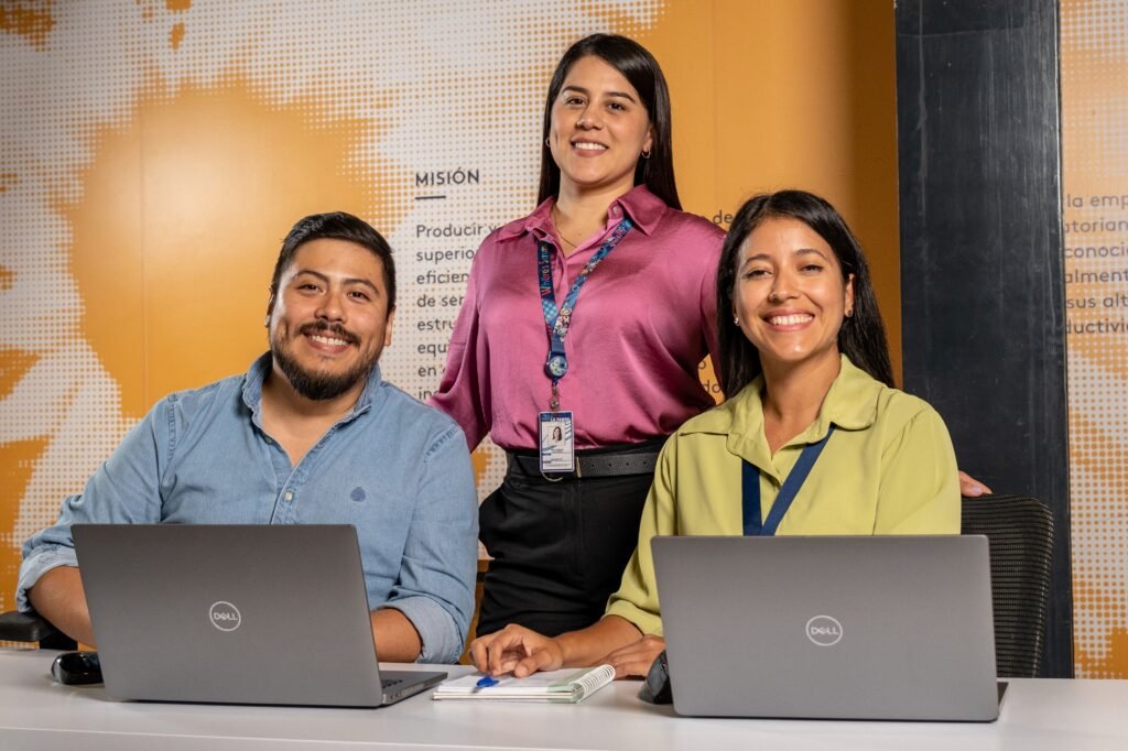 Jóvenes profesionales trabajando en laboratorio y oficinas representando el programa de trainees Gen F de La Fabril.