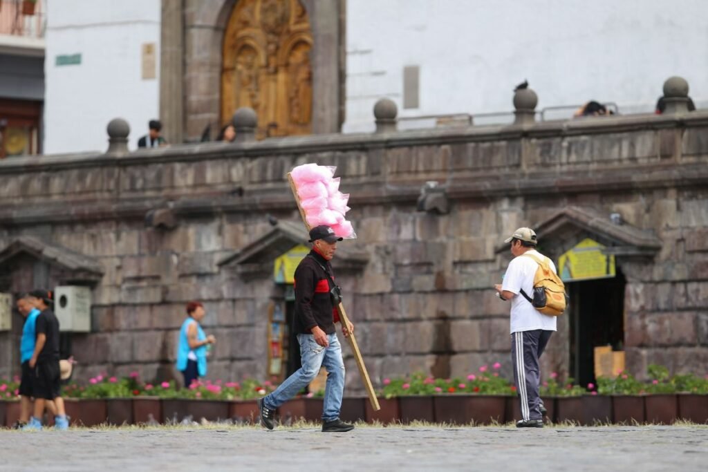 Trabajadores informales vendiendo productos en la vía pública como muestra de la informalidad en Ecuador.