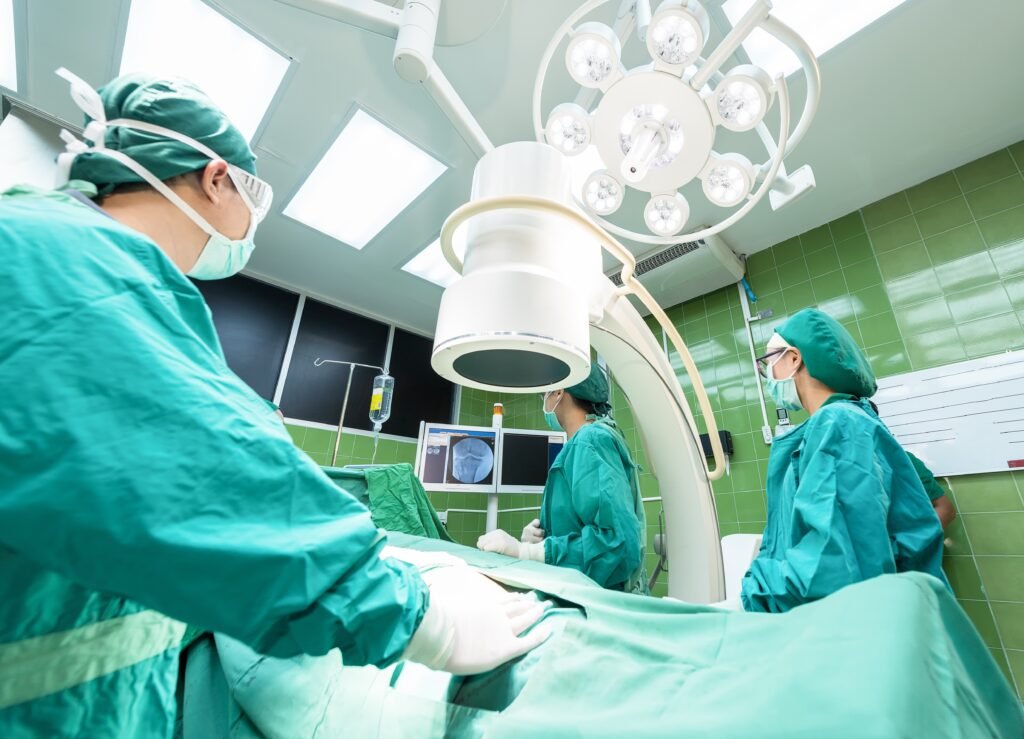 Tecnología médica con Inteligencia Artificial y eficiencia energética en hospitales de Ecuador, alivio financiero ante crisis sanitaria