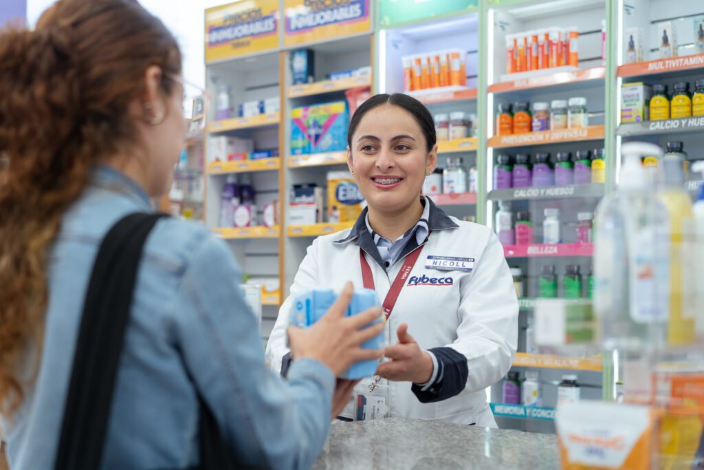 Local comercial destacando a Fybeca entre las marcas más influyentes de Ecuador.