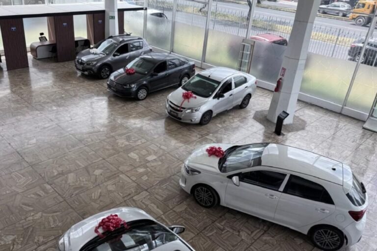 Operativo municipal en el que la AMC clausura una concesionaria de vehículos sin permisos en Quito al norte de la ciudad.