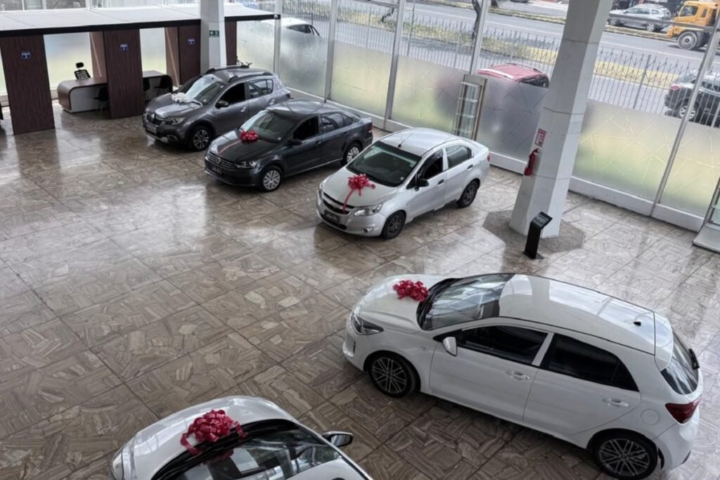 Operativo municipal en el que la AMC clausura una concesionaria de vehículos sin permisos en Quito al norte de la ciudad.