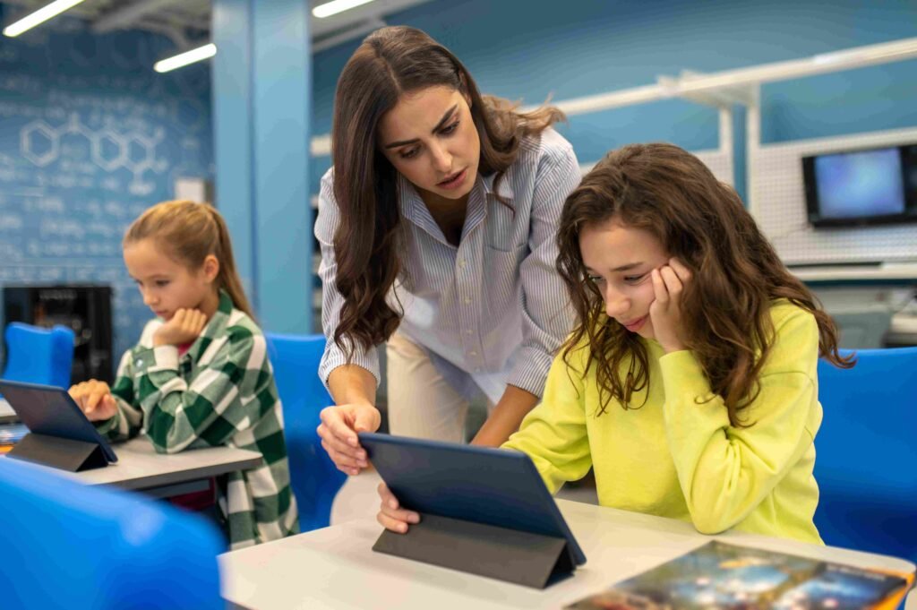 Estudiante analizando información con evaluar en la era de la inteligencia artificial.