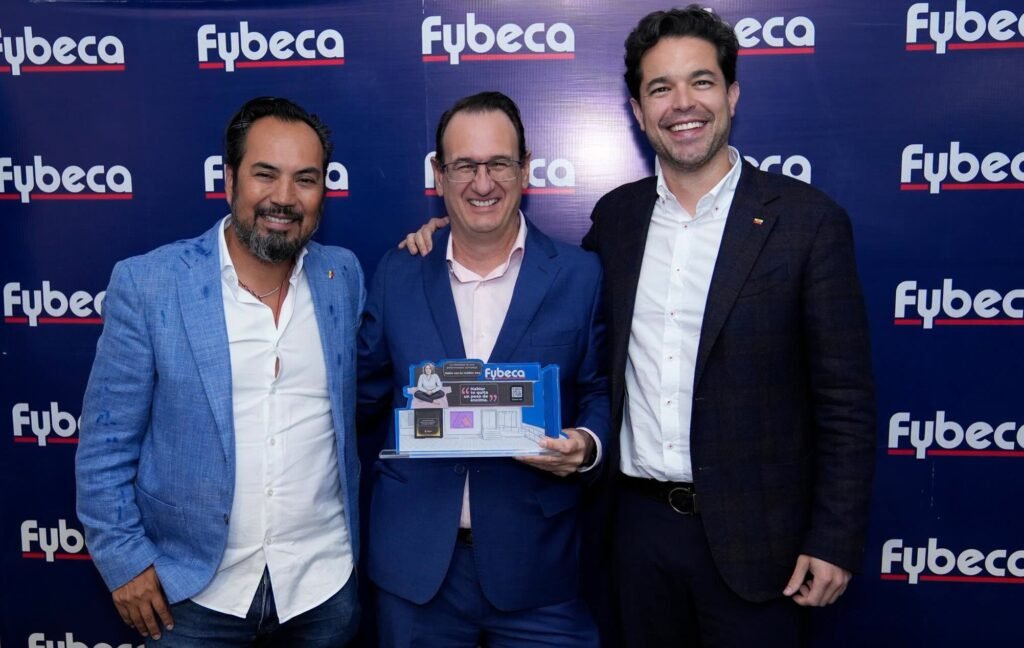 Ejecutivos durante la campaña de Fybeca y Adium para la concienciación de la obesidad en Ecuador en la Farmacia Insignia 21.