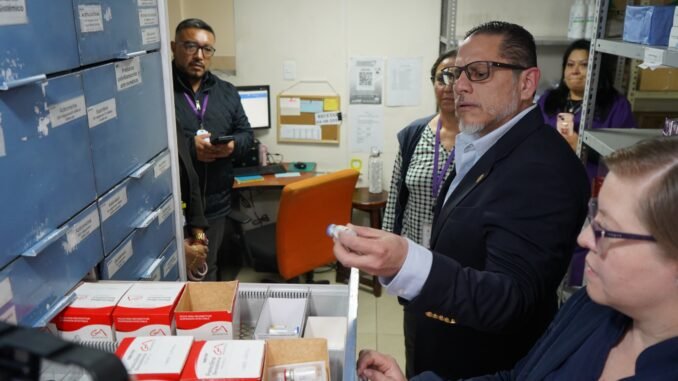 Autoridades realizan inspecciones del Ministro de Salud en centros de salud de Quito, revisando instalaciones y abastecimiento de medicamentos