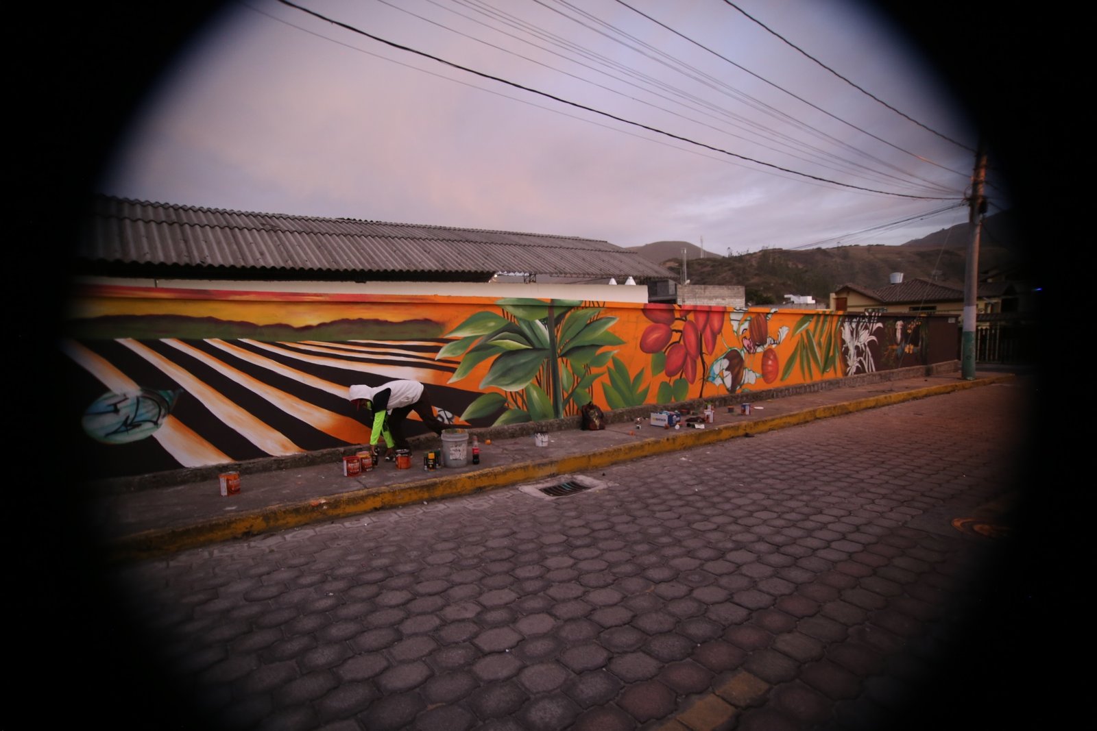 Mural colorido en barrio de Quito con logotipo MINI, representando identidad, memoria y cultura comunitaria, proyecto Embelleciendo el Barrio con MINI