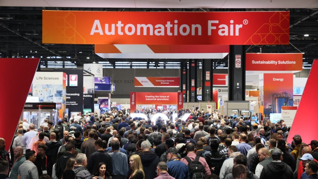 Ejecutivos asistiendo al registro para Automation Fair 2026 en Boston de Rockwell Automation.