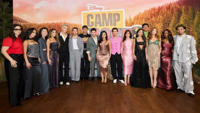 Elenco original posando en la alfombra roja durante la presentación de Camp Rock 3.