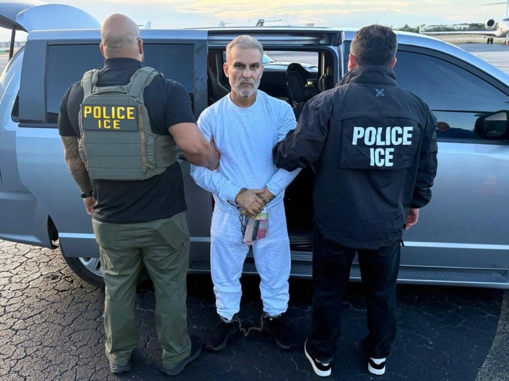 José Serrano Salgado regresa a Ecuador esposado, custodiado por agentes del ICE