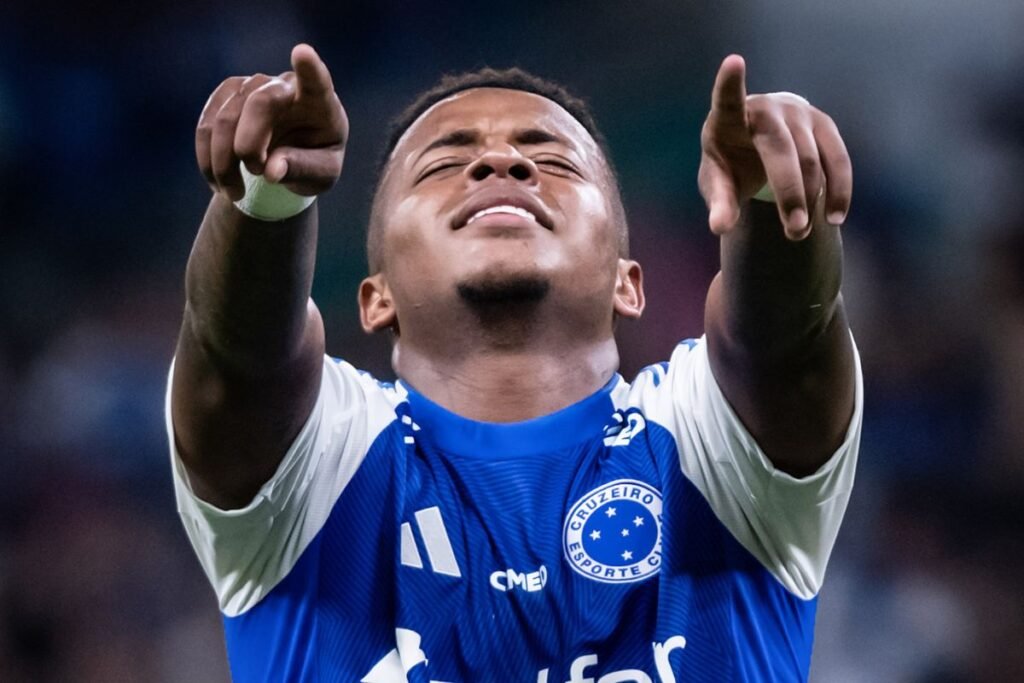 El atacante ecuatoriano festejando su gol tras destacar la participación de Keny Arroyo en la Copa Libertadores 2026.