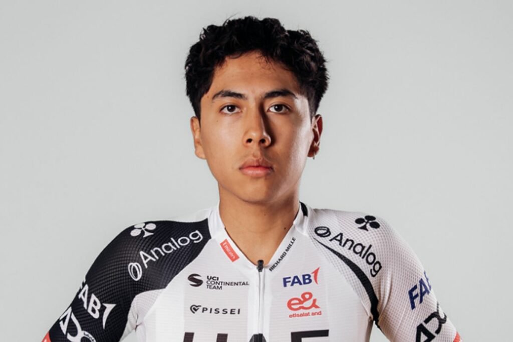 El ciclista Mateo Ramírez en el Tour de l'Avenir 2026 vistiendo la indumentaria del UAE Team Emirates Gen Z.