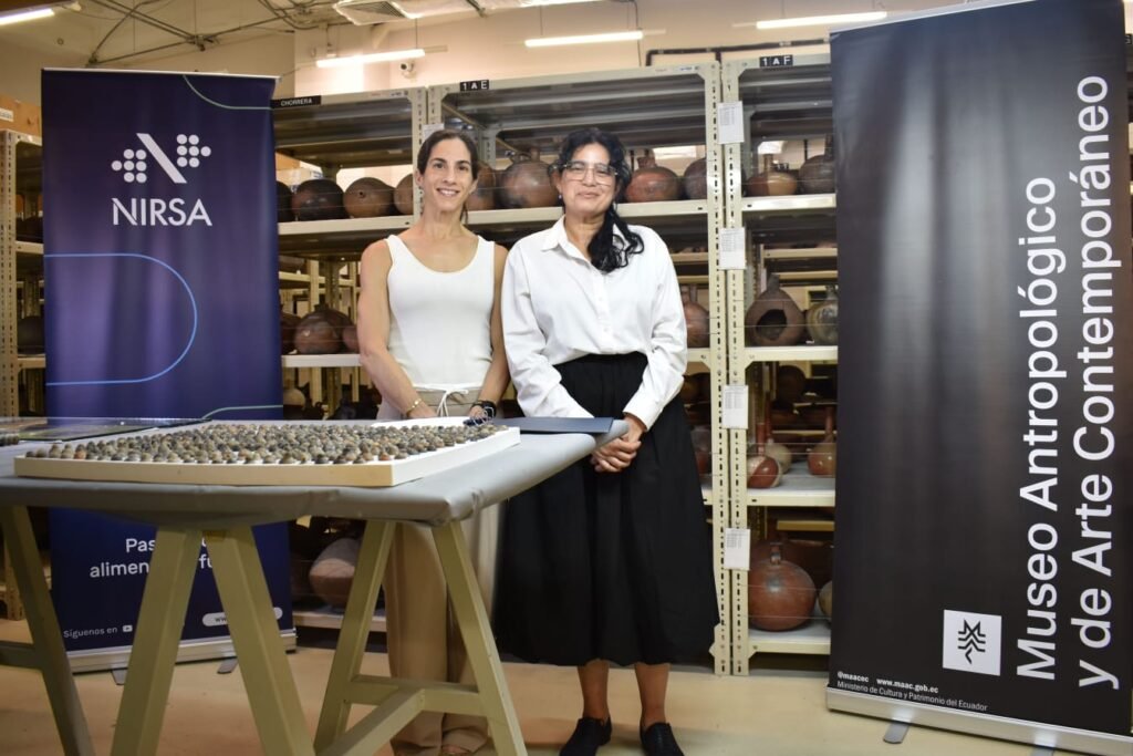 Representantes de NIRSA y del MAAC durante la firma de la alianza para conservar el patrimonio cultural del Ecuador en Guayaquil.