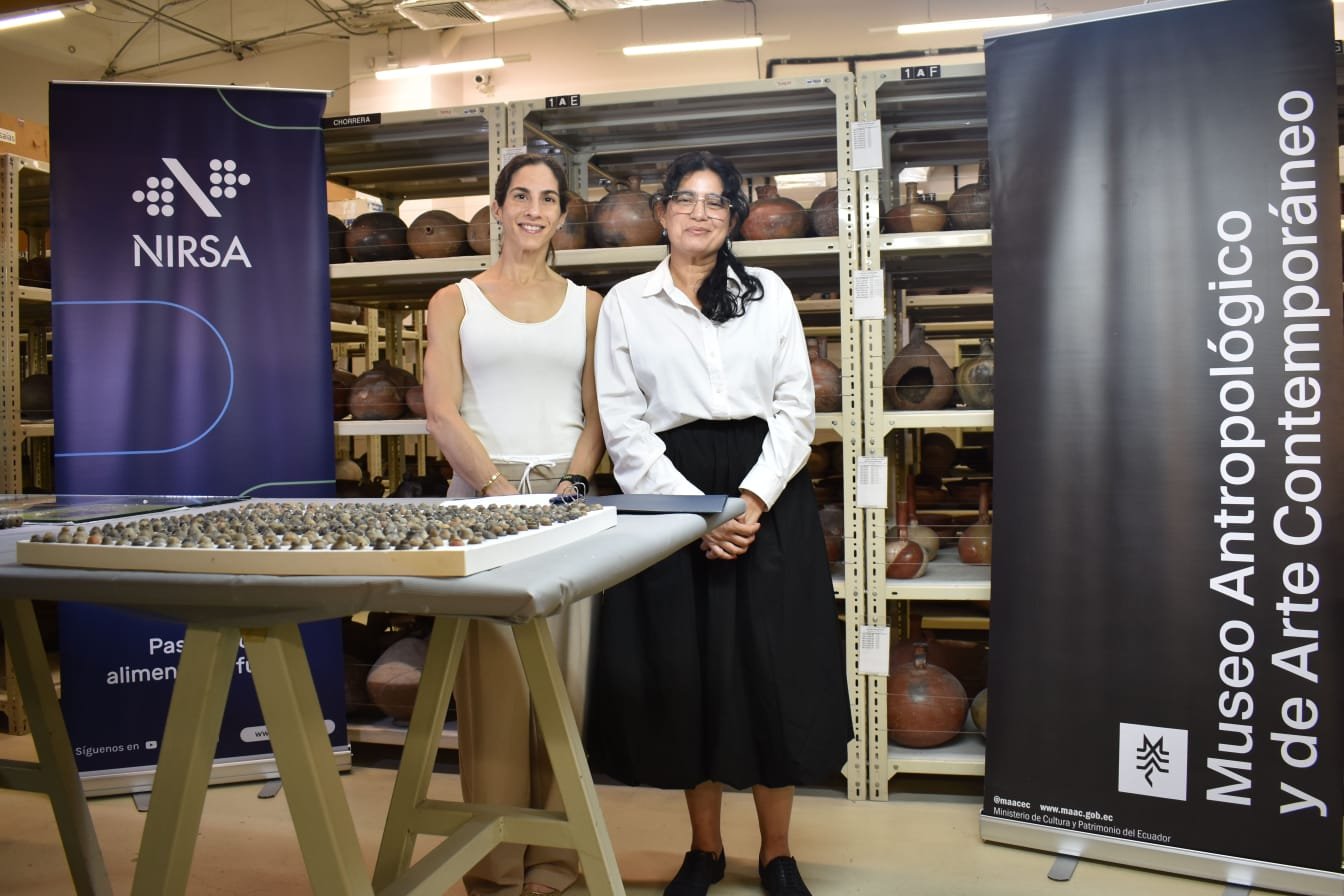 Representantes de NIRSA y del MAAC durante la firma de la alianza para conservar el patrimonio cultural del Ecuador en Guayaquil.