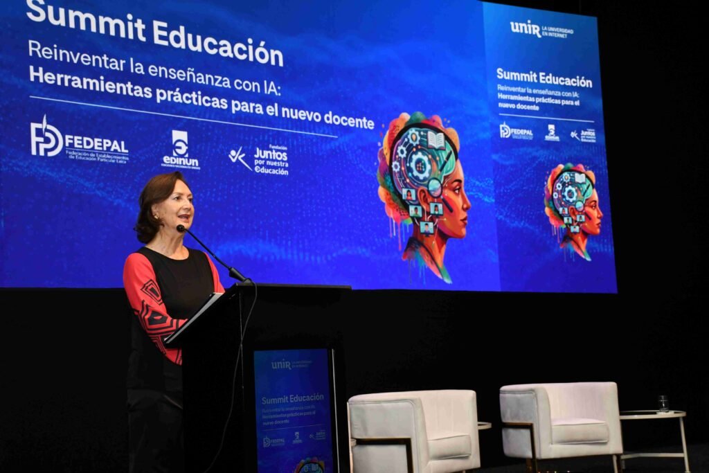 Docentes participan en el Summit Educación UNIR en Quito sobre inteligencia artificial