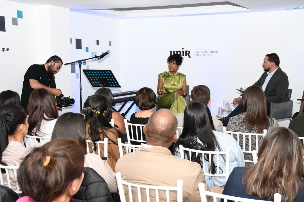 Karla Kanora junto a autoridades de UNIR durante el evento por el Mes de las Artes en Quito
