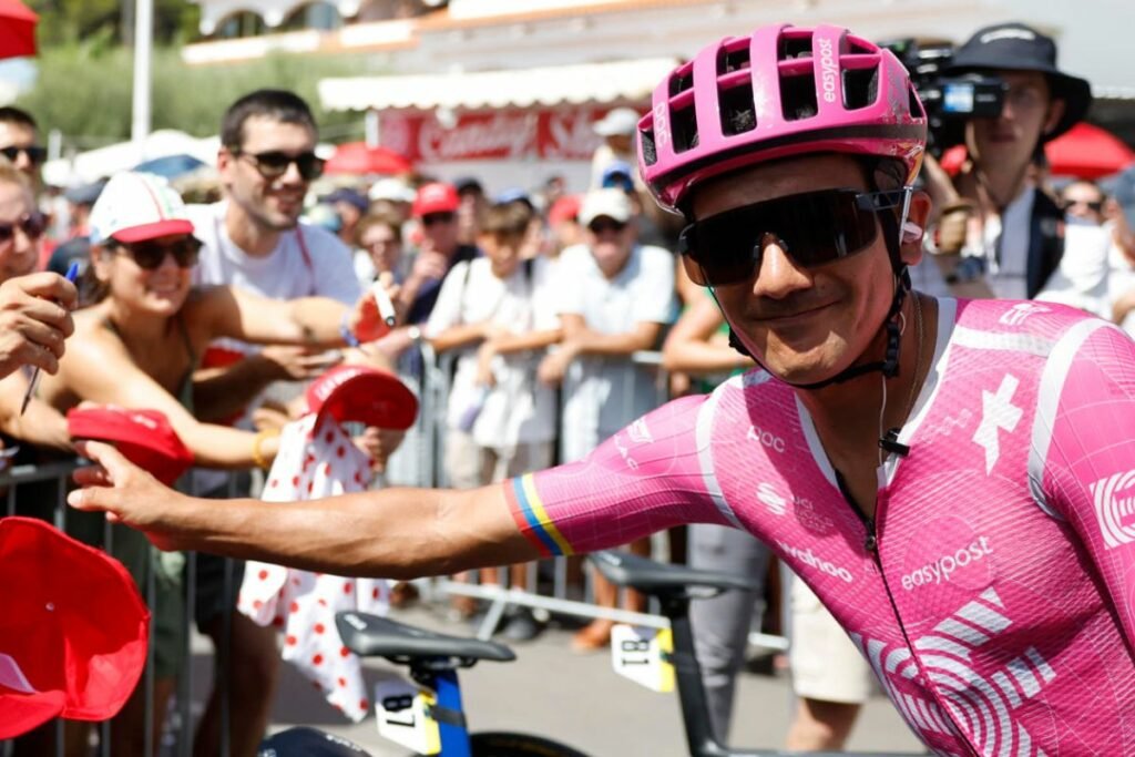 Fotografía de Richard Carapaz compitiendo durante la sexta jornada previa al ascenso de Richard Carapaz en la Vuelta a España.
