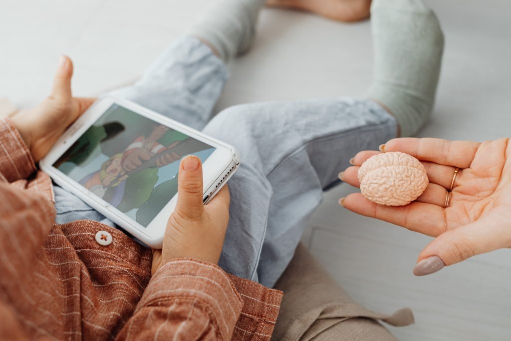 Ilustración sobre salud cerebral en niños y adolescentes, mostrando un cerebro y hábitos saludables como dormir temprano y evitar pantallas antes de dormir