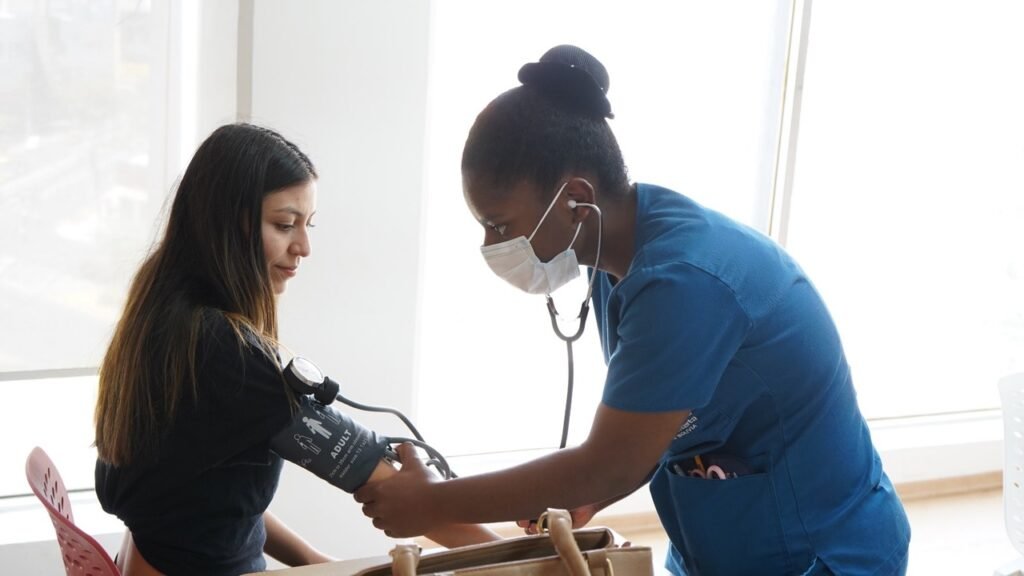 Chequeo preventivo y atención para la salud femenina en Quito.